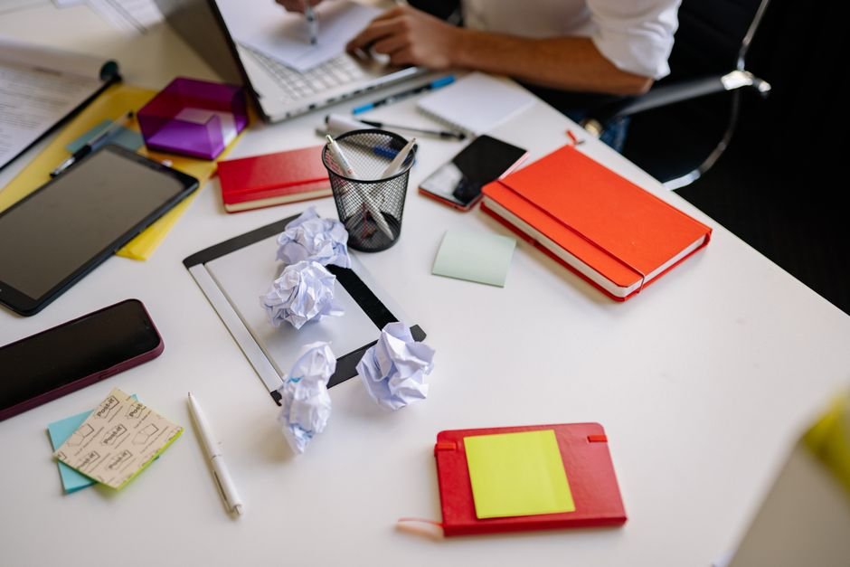 Procrastinação Disfarçada: Como Parar de Arrumar a Mesa e Fazer o Trabalho Real